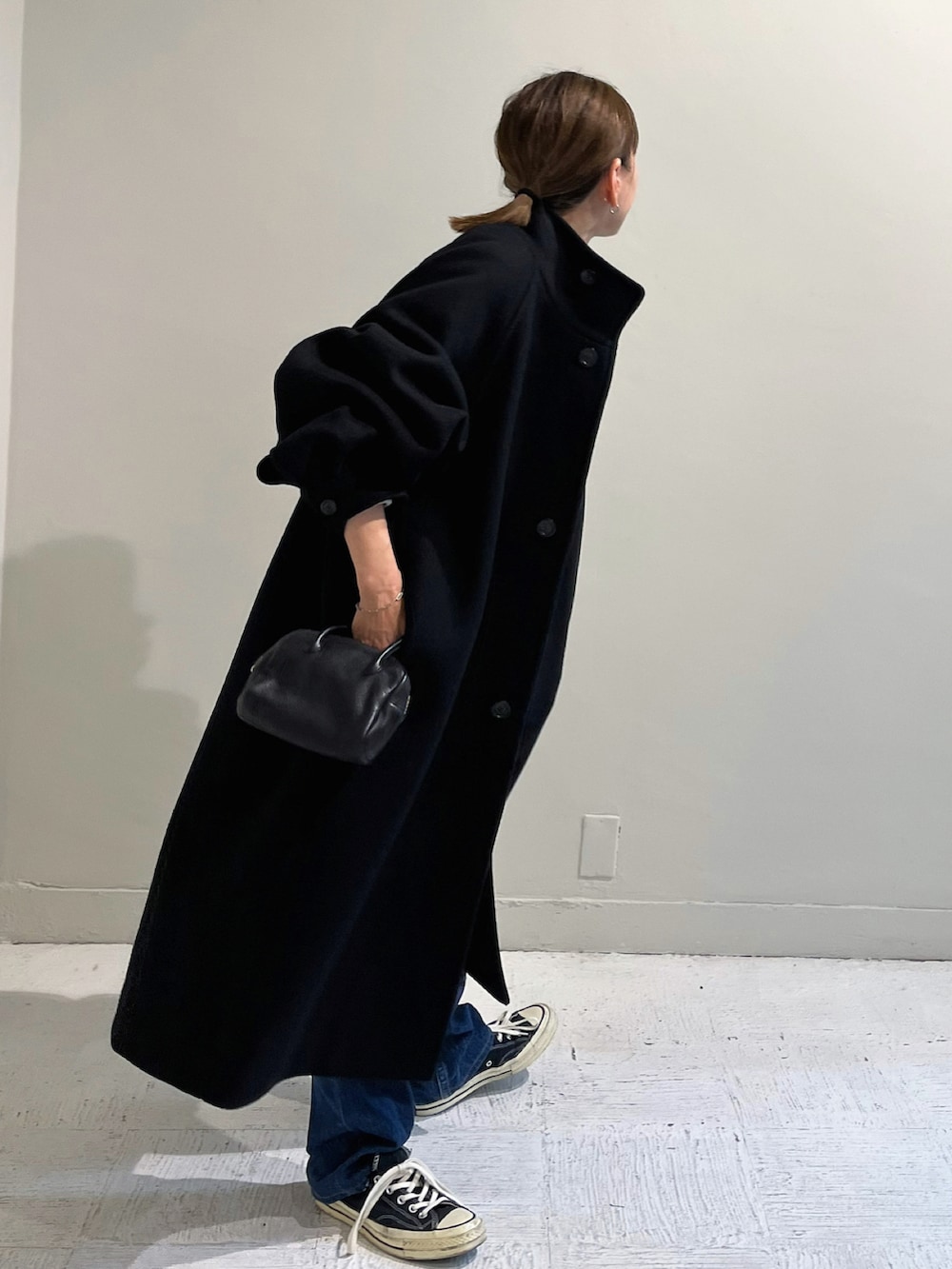 ブラック系のジャケット/アウター、ブラック系のボストンバッグ、シルバー系のブレスレットを着用したレディースの秋コーディネートの2枚目の写真