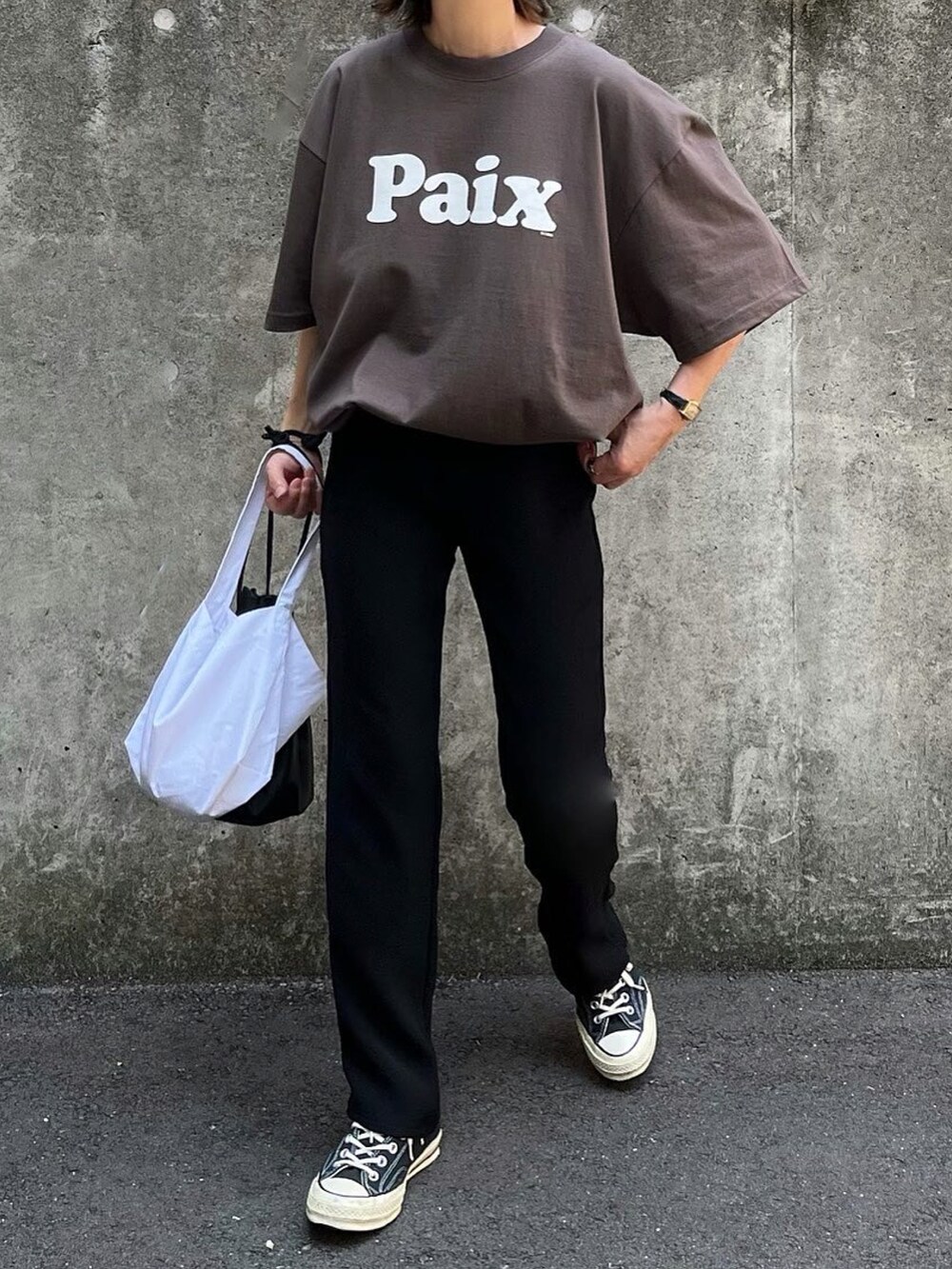 ブラック系のその他パンツ、ブラック系のハンドバッグを着用したレディースの夏コーディネートの2枚目の写真