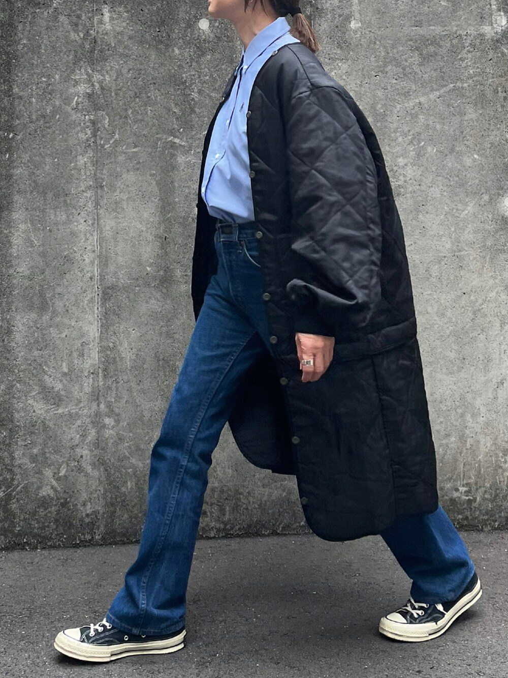 ブラック系のジャケット/アウター、ブルー系のシャツ/ブラウスを着用したレディースの冬コーディネートの2枚目の写真