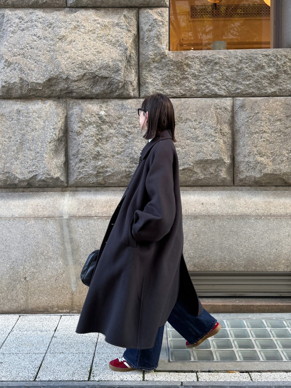 ブラウン系のジャケット/アウター、レッド系のスニーカー、シルバー系のピアス（両耳用）を着用したレディースの秋コーディネートの2枚目の写真