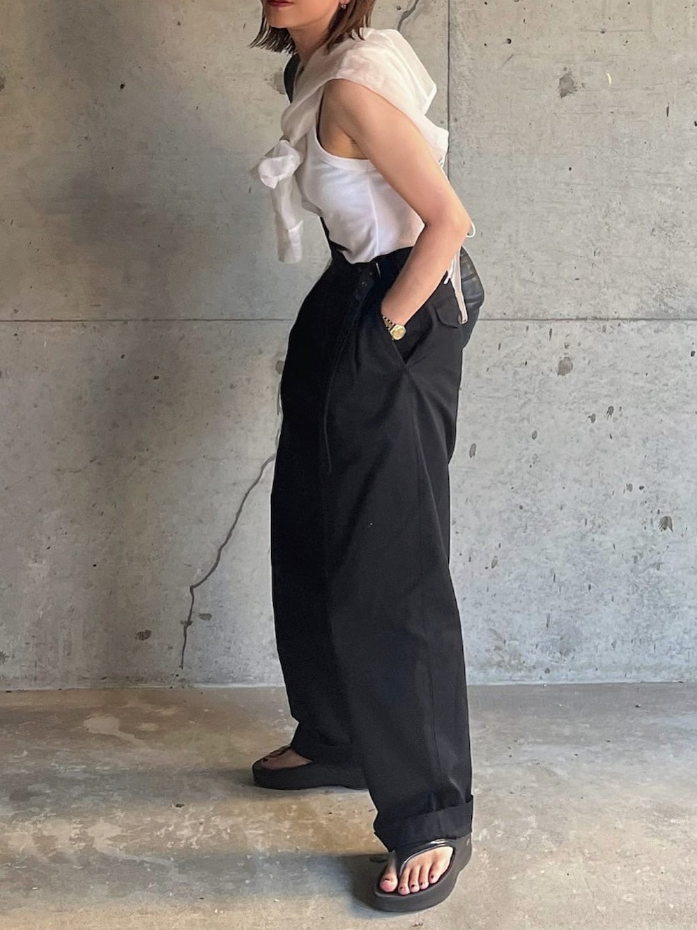 ホワイト系のタンクトップ、ホワイト系のシャツ/ブラウス、ブラック系のショルダーバッグを着用したレディースの夏コーディネートの2枚目の写真