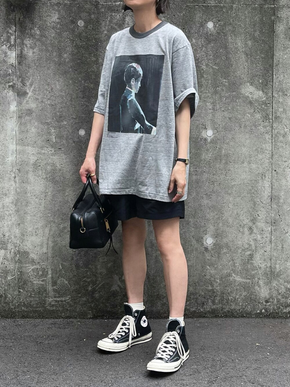 グレー系のTシャツ/カットソーを着用したレディースの夏コーディネートの2枚目の写真