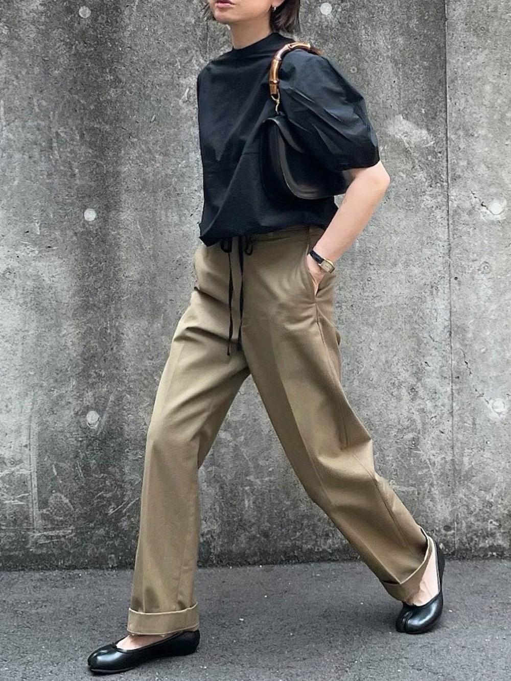 ブラック系のシャツ/ブラウス、ベージュ系のチノパンツ、ブラック系のバレエシューズを着用したレディースの夏コーディネートの2枚目の写真