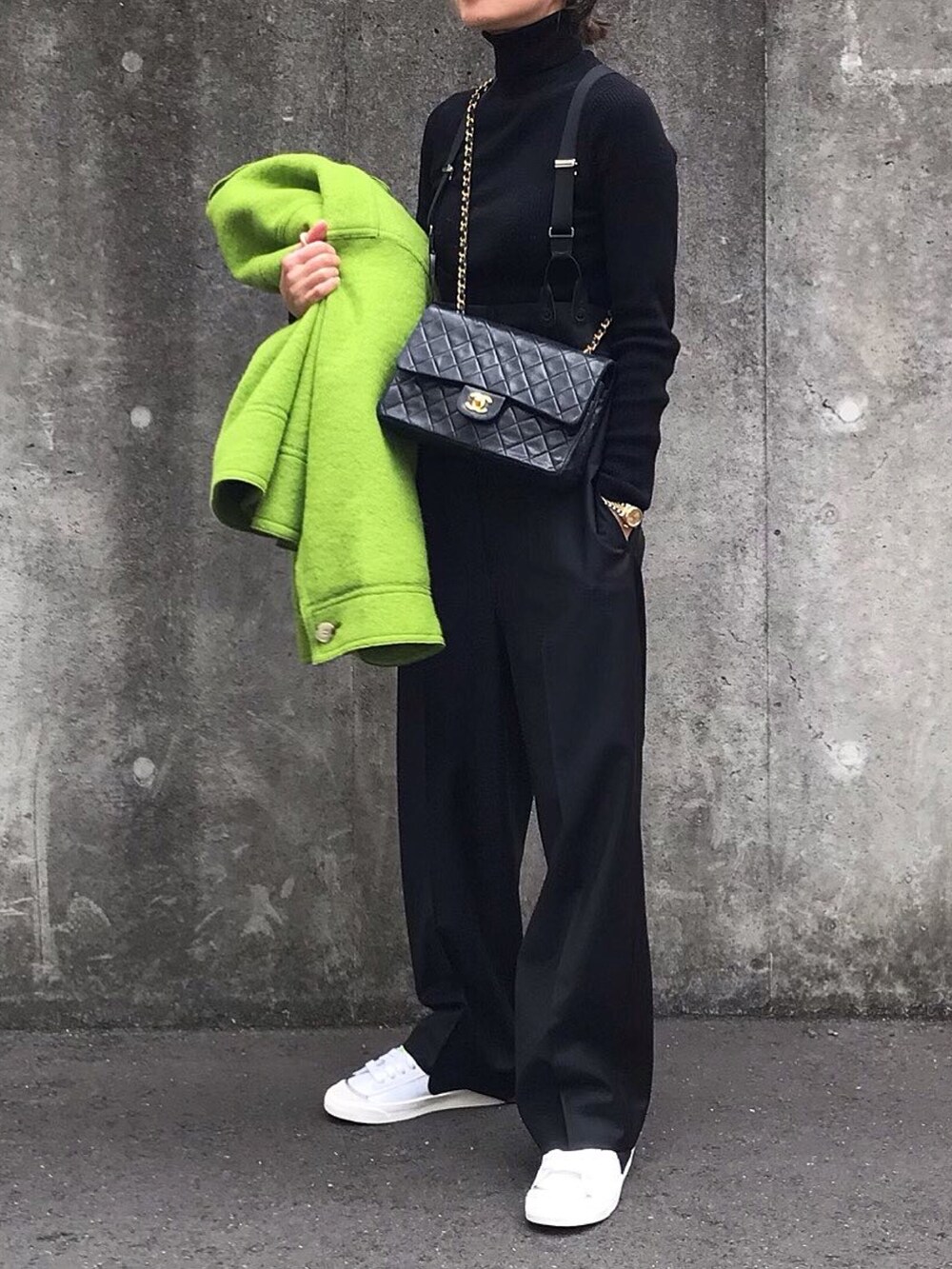 ブラック系のその他パンツ、ホワイト系のスニーカー、グリーン系のブルゾンを着用したレディースの春コーディネートの2枚目の写真