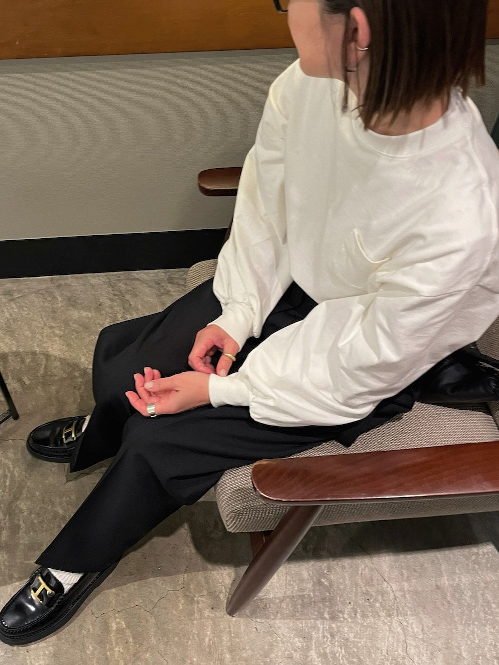 ブラック系のローファー、ブラック系のパンツを着用したレディースの冬コーディネートの2枚目の写真