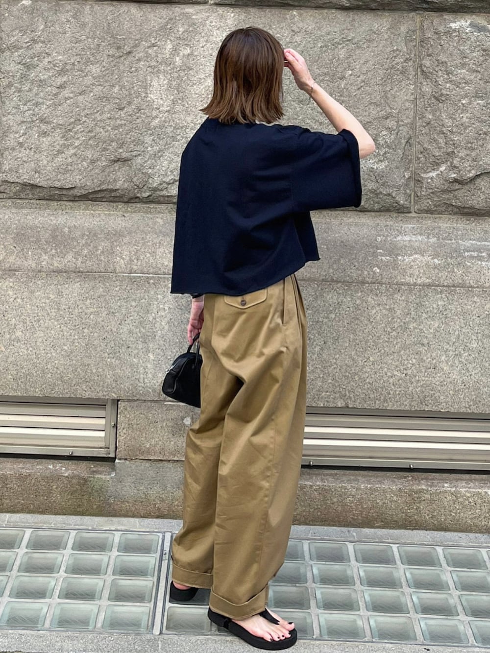 ブルー系のTシャツ/カットソー、ベージュ系のチノパンツ、シルバー系のブレスレットを着用したレディースの夏コーディネートの3枚目の写真