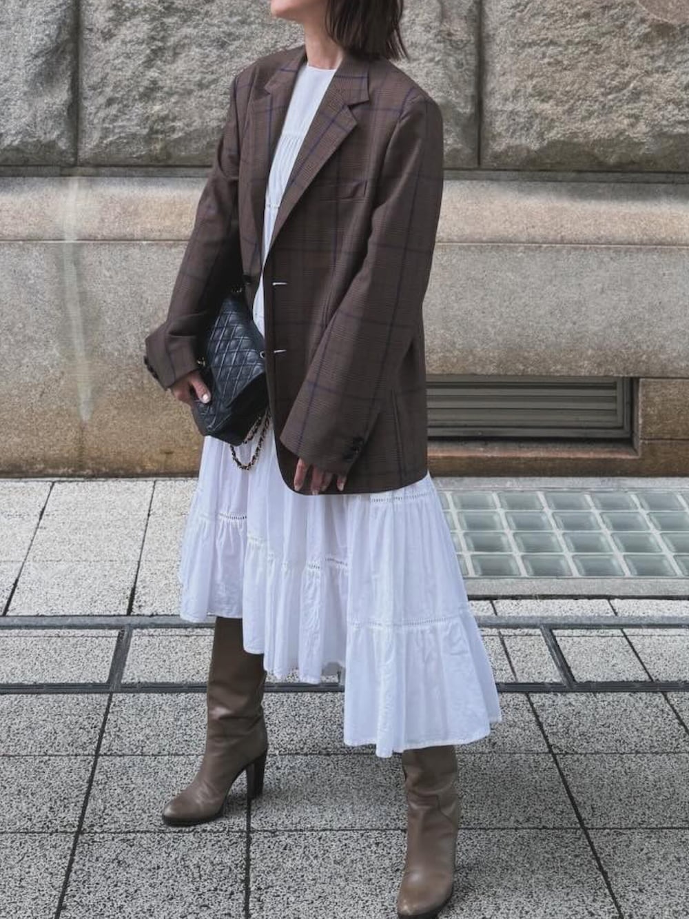 ブラウン系のテーラードジャケット、ホワイト系のワンピース/ドレスを着用したレディースの秋コーディネートの2枚目の写真