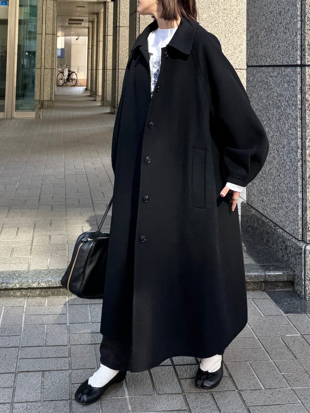 ブラック系のジャケット/アウター、ブラック系のバレエシューズを着用したレディースの秋コーディネートの4枚目の写真