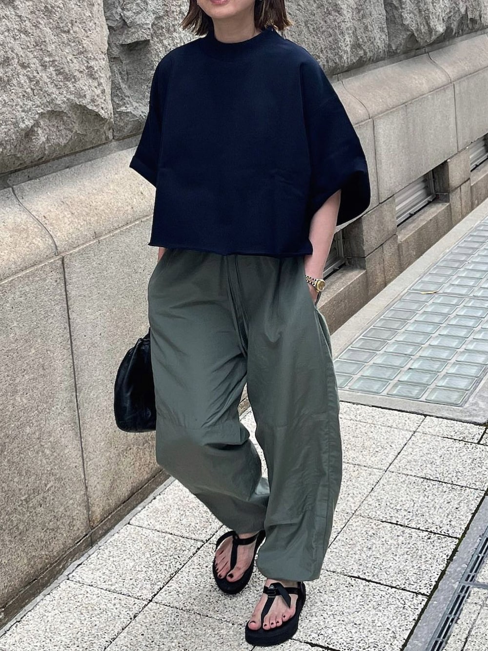 「シンプルスタイル、クロップドトップス、パラシュートパンツ、大人カジュアル、サンダル、夏コーデ、ネイビー×カーキ」｜「manonfripesのアイテム（Tシャツ/カットソー、ブルー系）」を使った、あさひさん（レディース・161cm）の夏コーディネートの2枚目の写真