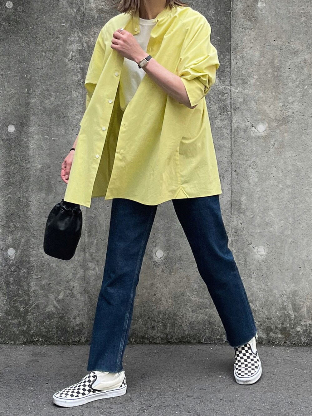 イエロー系のシャツ/ブラウス、ブラック系のスリッポンを着用したレディースの春コーディネートの2枚目の写真