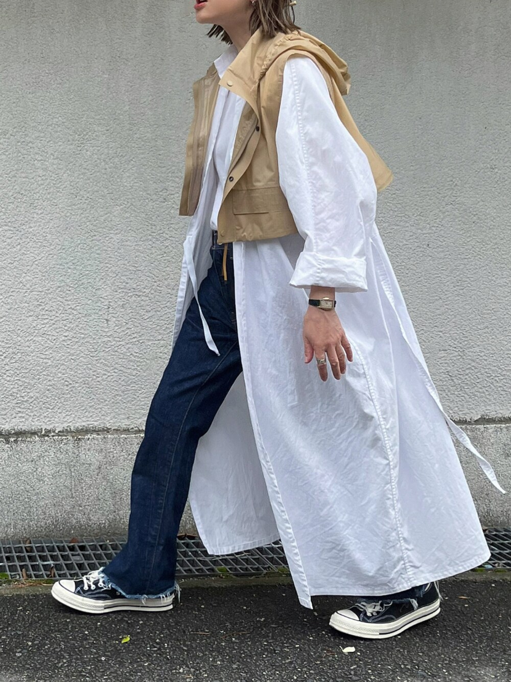 ブルー系のデニムパンツ、シルバー系のブレスレットを着用したレディースの春コーディネートの3枚目の写真