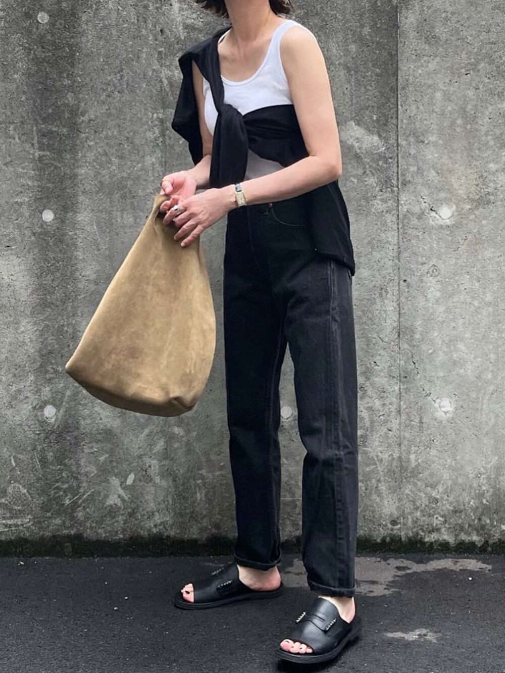 ブラック系のタンクトップ、ブラック系のサンダルを着用したレディースの夏コーディネートの2枚目の写真