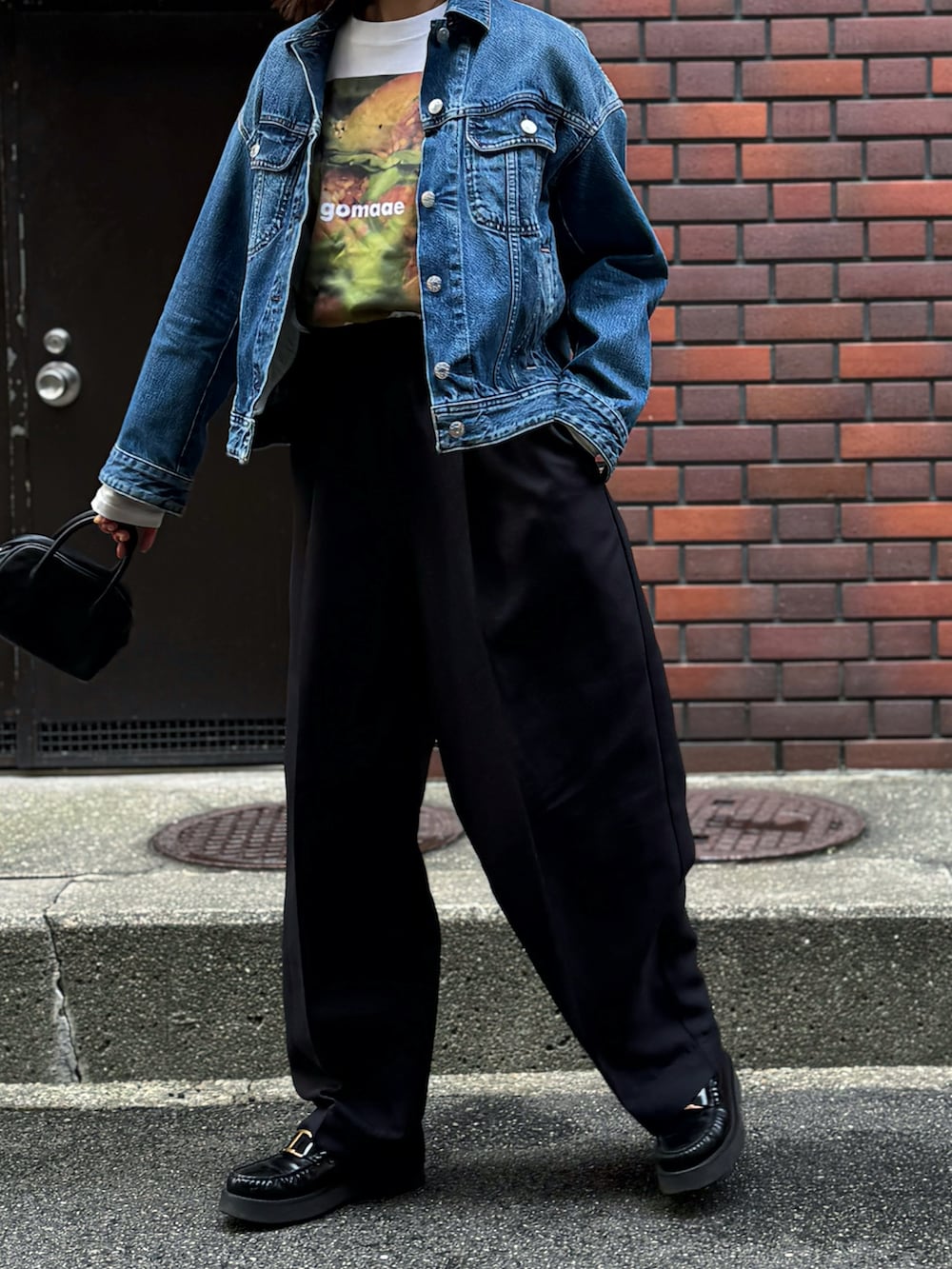 「フォトT、デニムジャケット、スラックス、ワイドパンツ、ローファー、春コーデ、オトナカジュアル、着回しコーデ」｜「BASERANGEのBaserange/ベースレンジ LONG SLEEVE TEE / TOLS-BL-000 / ロングスリーブTシャツ（Tシャツ/カットソー、ホワイト系）」を使った、あさひさん（レディース・161cm）の冬コーディネートの3枚目の写真