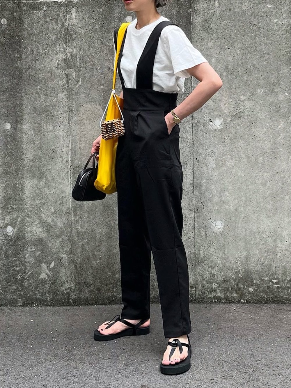 ブラック系のその他パンツ、ブラック系のボストンバッグを着用したレディースの夏コーディネートの3枚目の写真