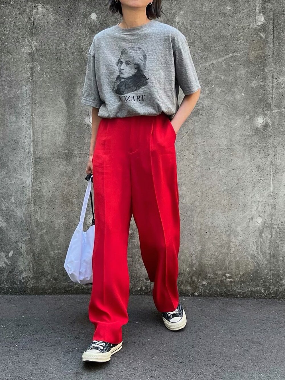 グレー系のTシャツ/カットソー、レッド系のその他パンツ、ブラック系のスニーカーを着用したレディースの春コーディネートの3枚目の写真