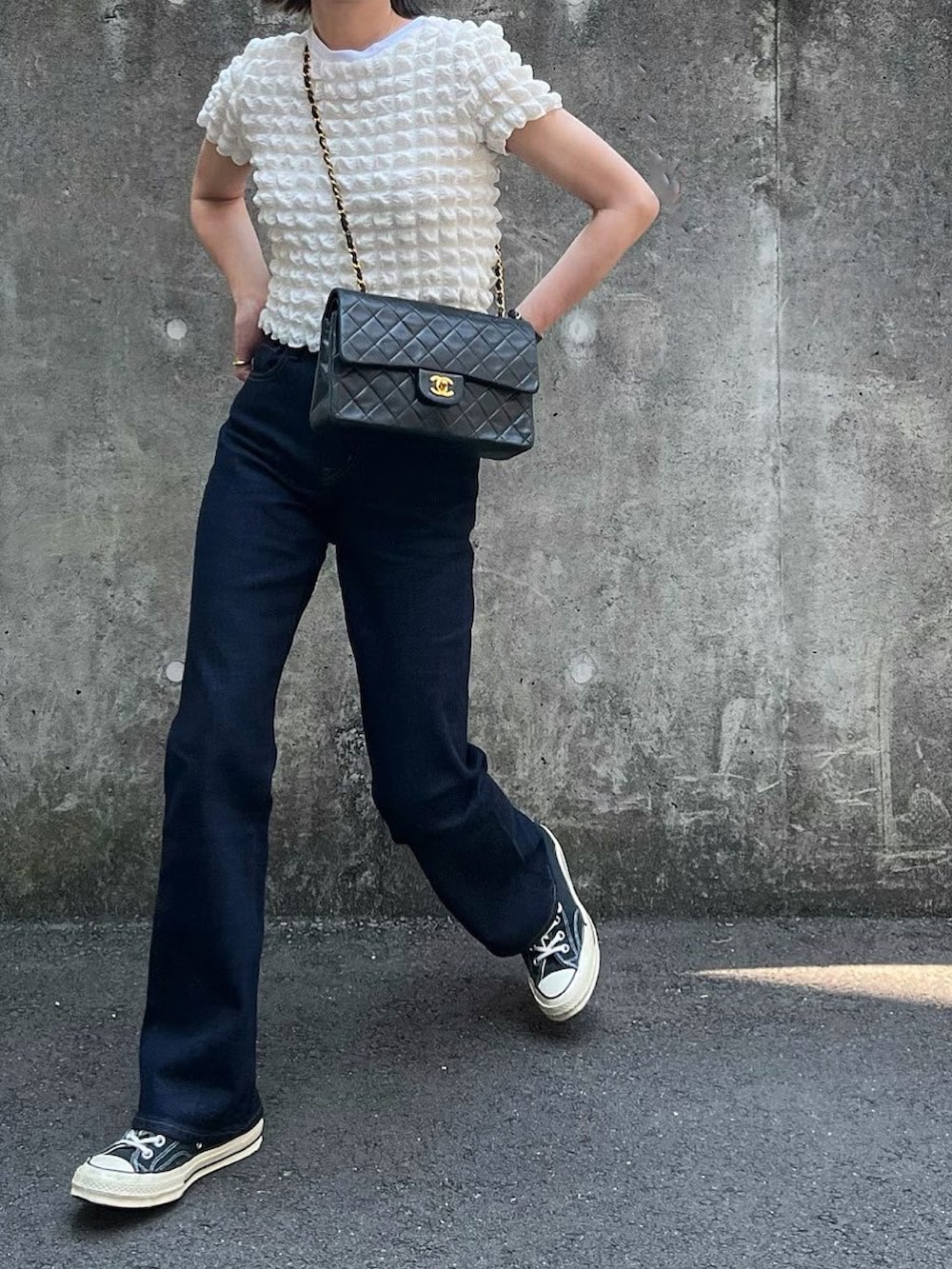 ブルー系のデニムパンツを着用したレディースの夏コーディネートの3枚目の写真