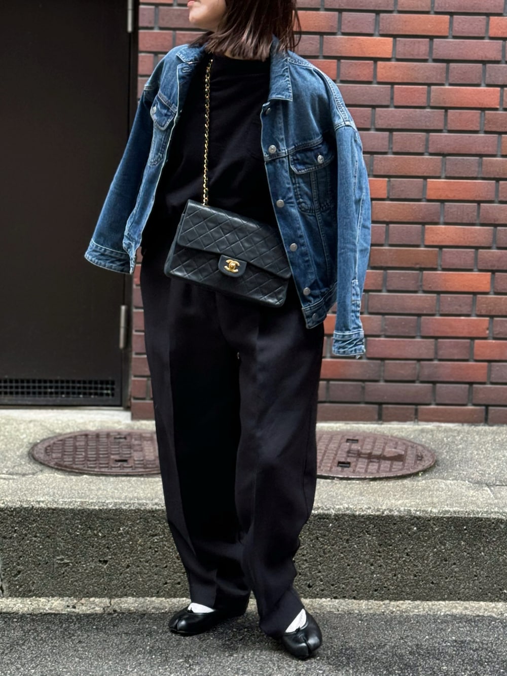 ブラック系のパンツ、ブラック系のバレエシューズを着用したレディースの冬コーディネートの3枚目の写真