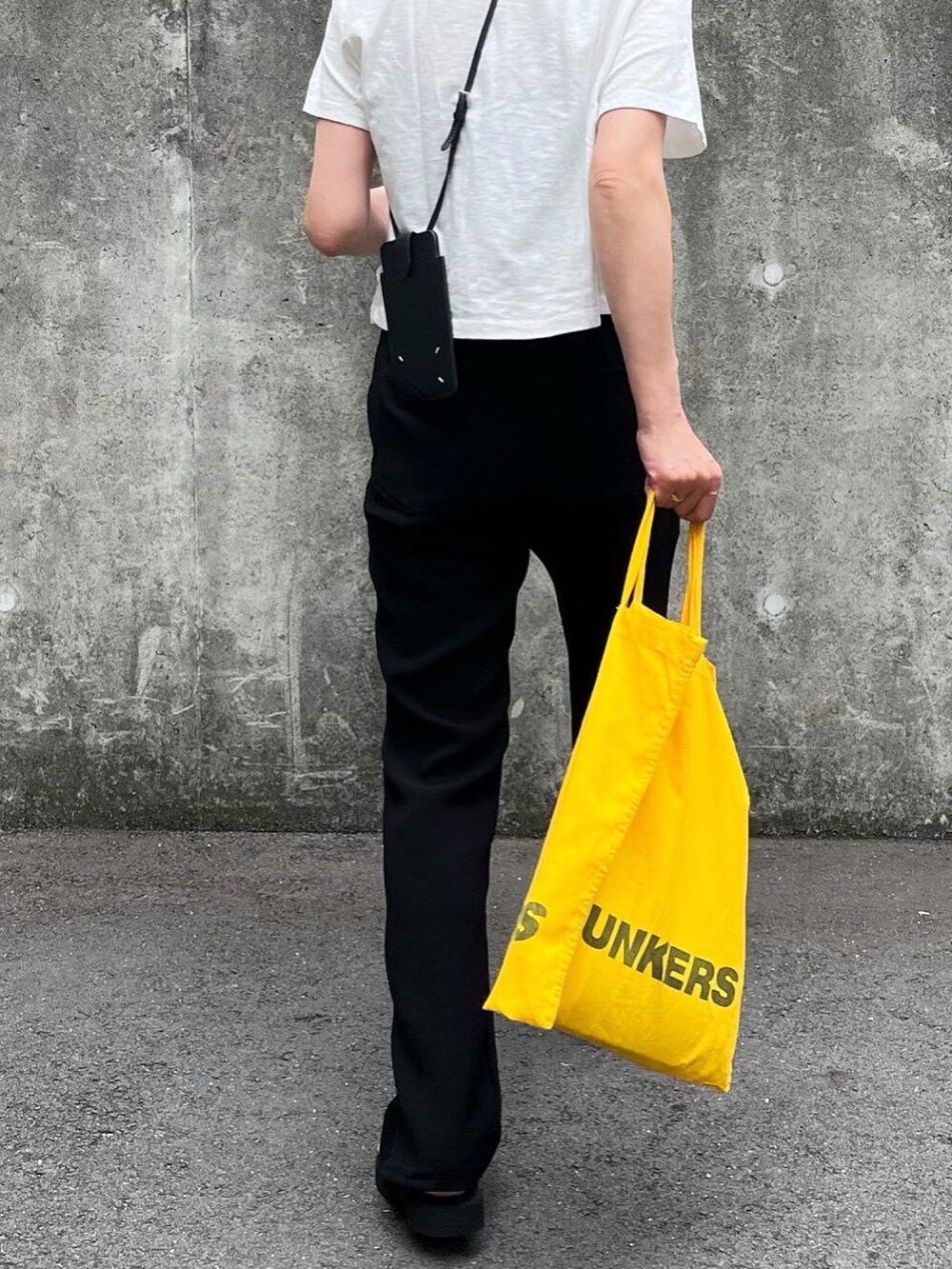 ブラック系のその他パンツ、ブラック系のスマホケース/カバーを着用したレディースの夏コーディネートの4枚目の写真