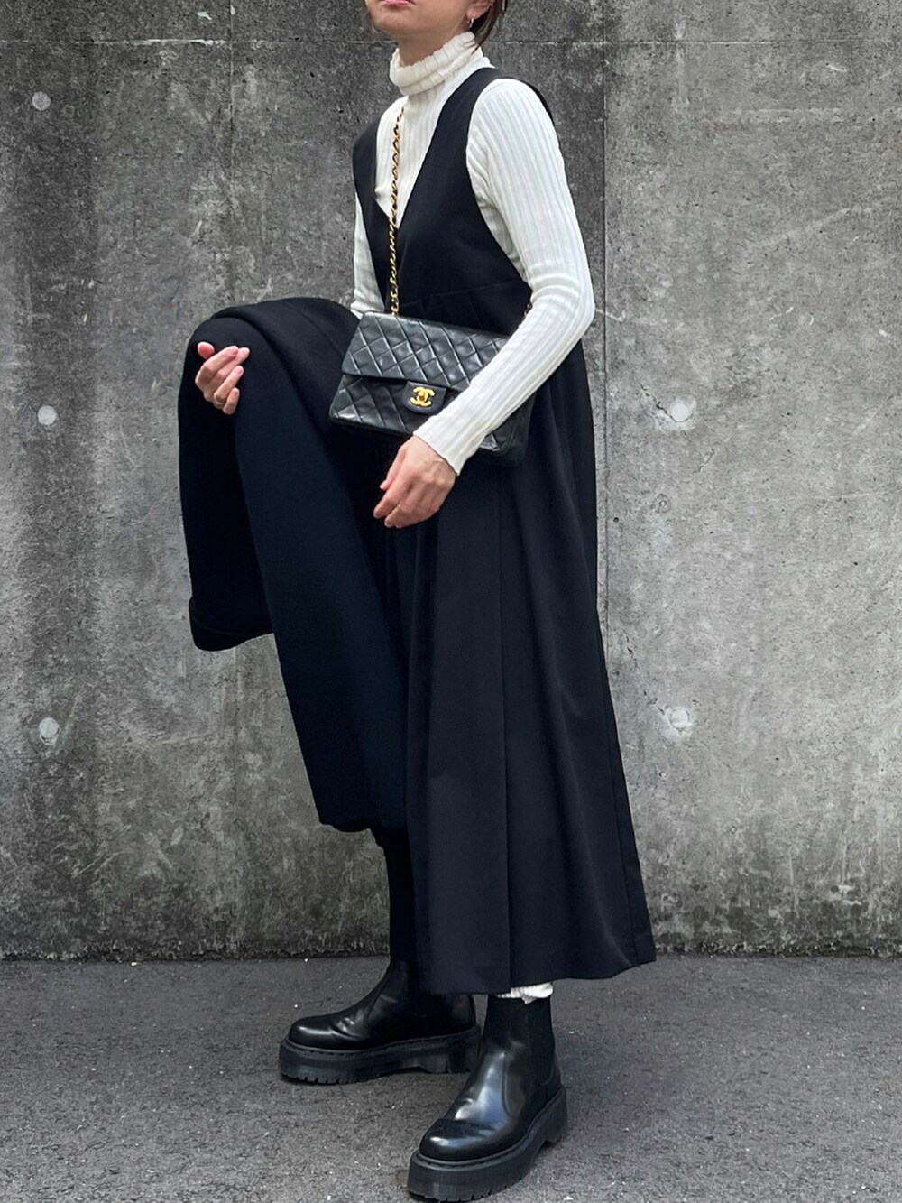 ブラック系のワンピースを着用したレディースの冬コーディネートの3枚目の写真