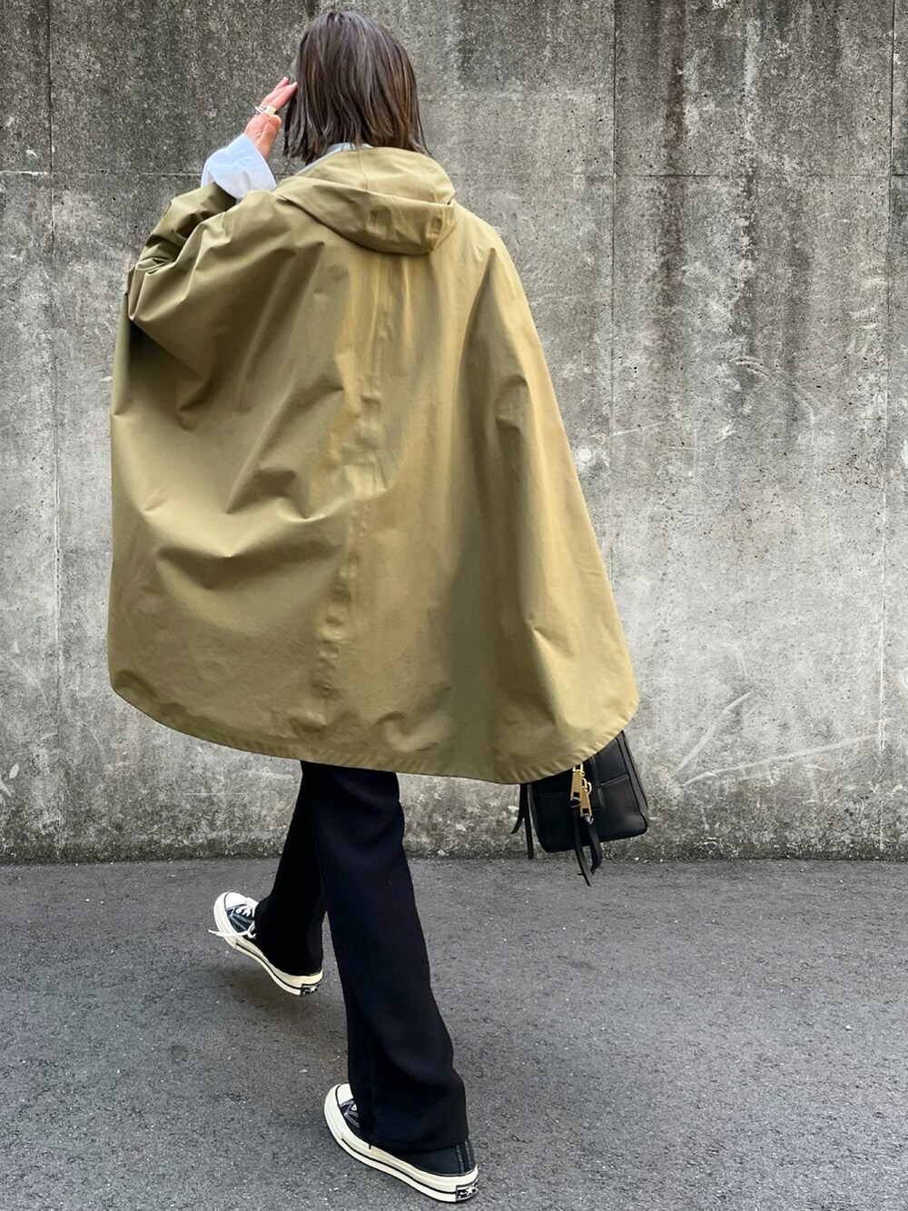 グリーン系のその他アウター、ブラック系のその他パンツ、レッド系の口紅/リップティント/グロスを着用したレディースの春コーディネートの3枚目の写真