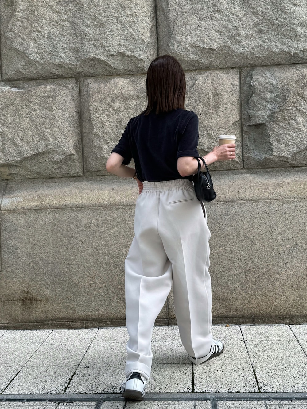 ブルー系のTシャツ/カットソー、ベージュ系のパンツ、ホワイト系のスニーカーを着用したレディースの夏コーディネートの3枚目の写真