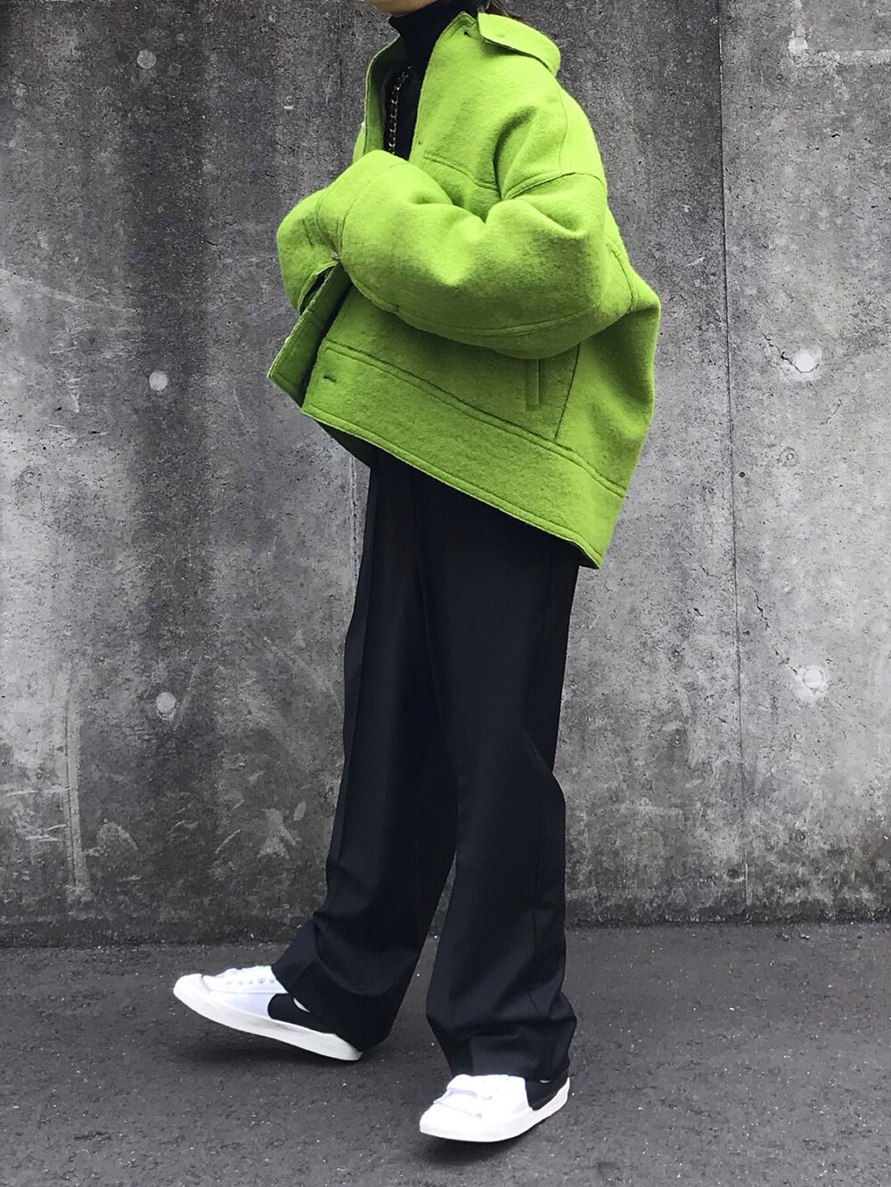 ブラック系のその他パンツ、ホワイト系のスニーカー、グリーン系のブルゾンを着用したレディースの春コーディネートの4枚目の写真
