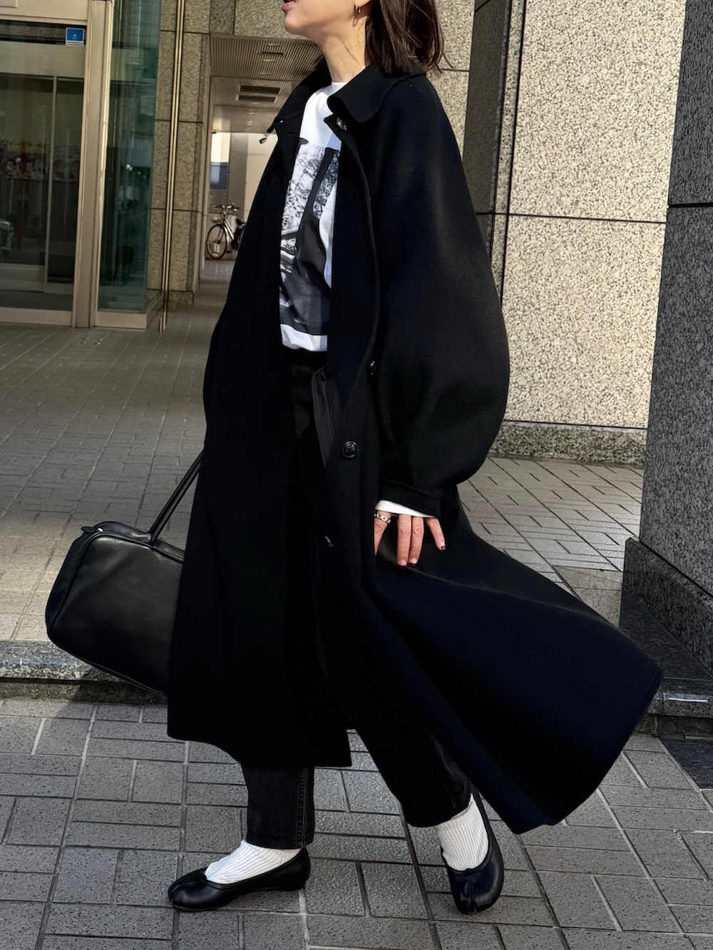 ブラック系のジャケット/アウター、ブラック系のバレエシューズを着用したレディースの秋コーディネートの2枚目の写真