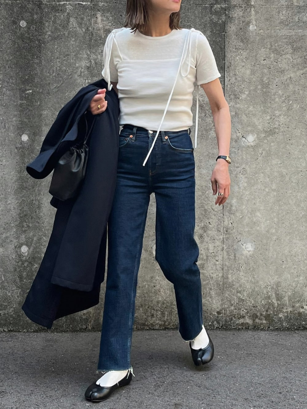 ブラック系のバレエシューズ、シルバー系のピアス（両耳用）、シルバー系のリングを着用したレディースの春コーディネートの2枚目の写真