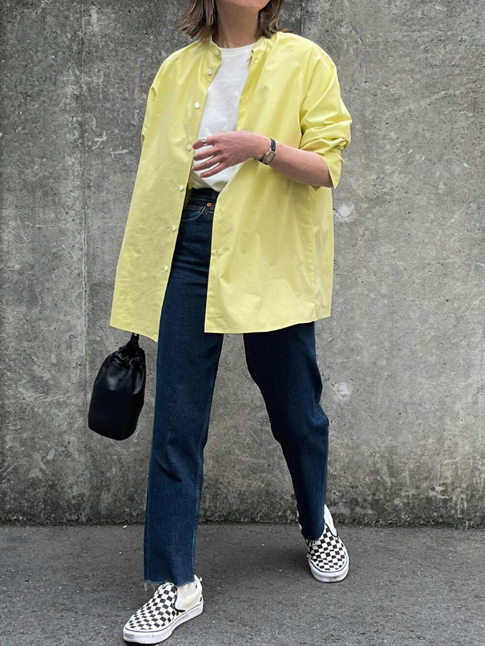 イエロー系のシャツ/ブラウス、ブラック系のスリッポンを着用したレディースの春コーディネートの3枚目の写真