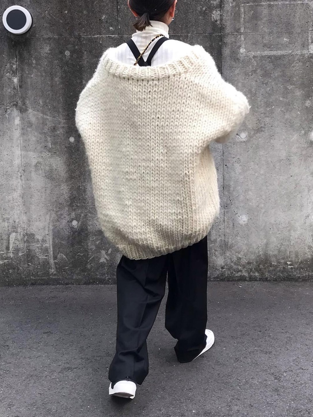 ブラック系のその他パンツ、ホワイト系のスニーカーを着用したレディースの冬コーディネートの2枚目の写真