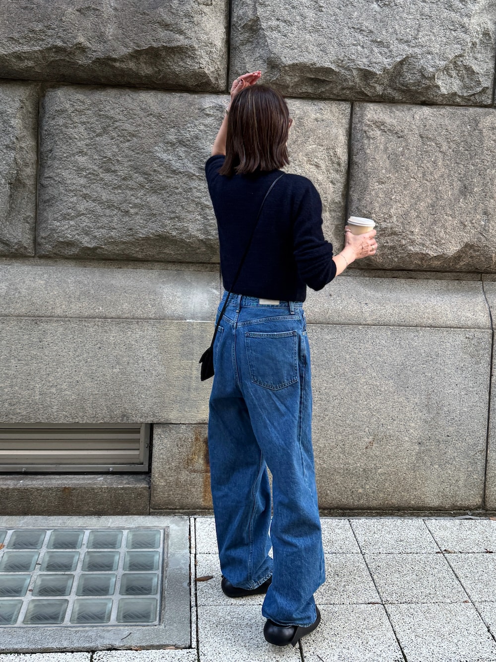 ブルー系のカーディガン/ボレロ、ホワイト系のTシャツ/カットソー、ブルー系のデニムパンツを着用したレディースの秋コーディネートの4枚目の写真