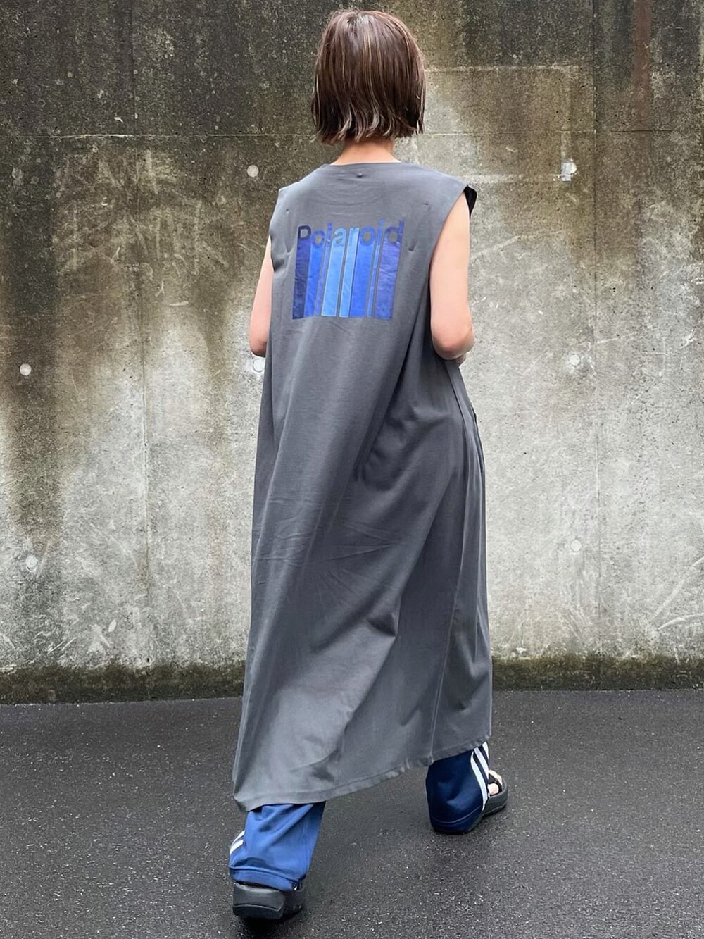 グレー系のワンピース、ブルー系のその他パンツ、ブラック系のサンダルを着用したレディースの春コーディネートの2枚目の写真