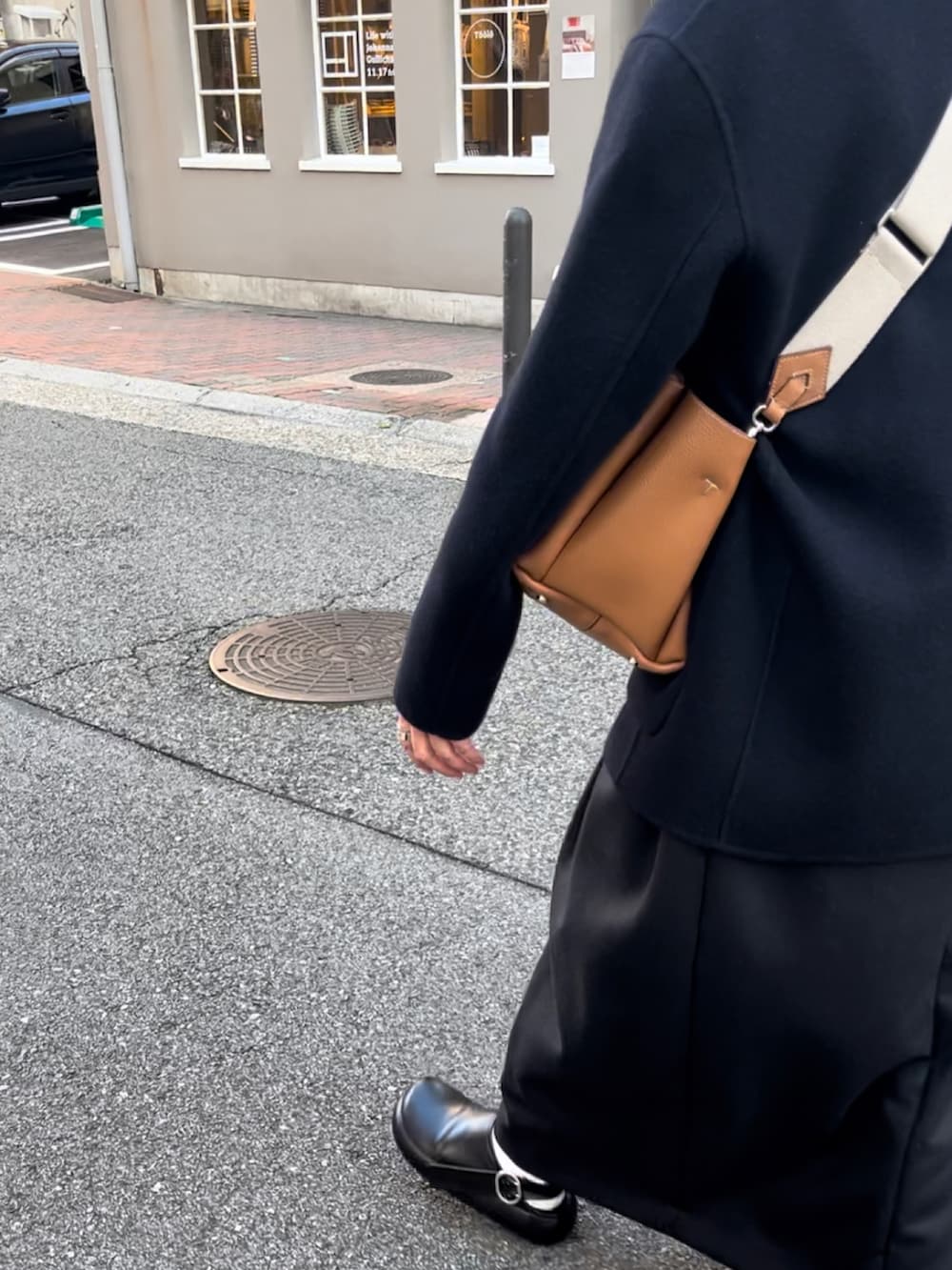 ブルー系のダッフルコート、ブラック系のその他シューズ、グレー系のニットキャップ/ビーニーを着用したレディースの秋コーディネートの4枚目の写真