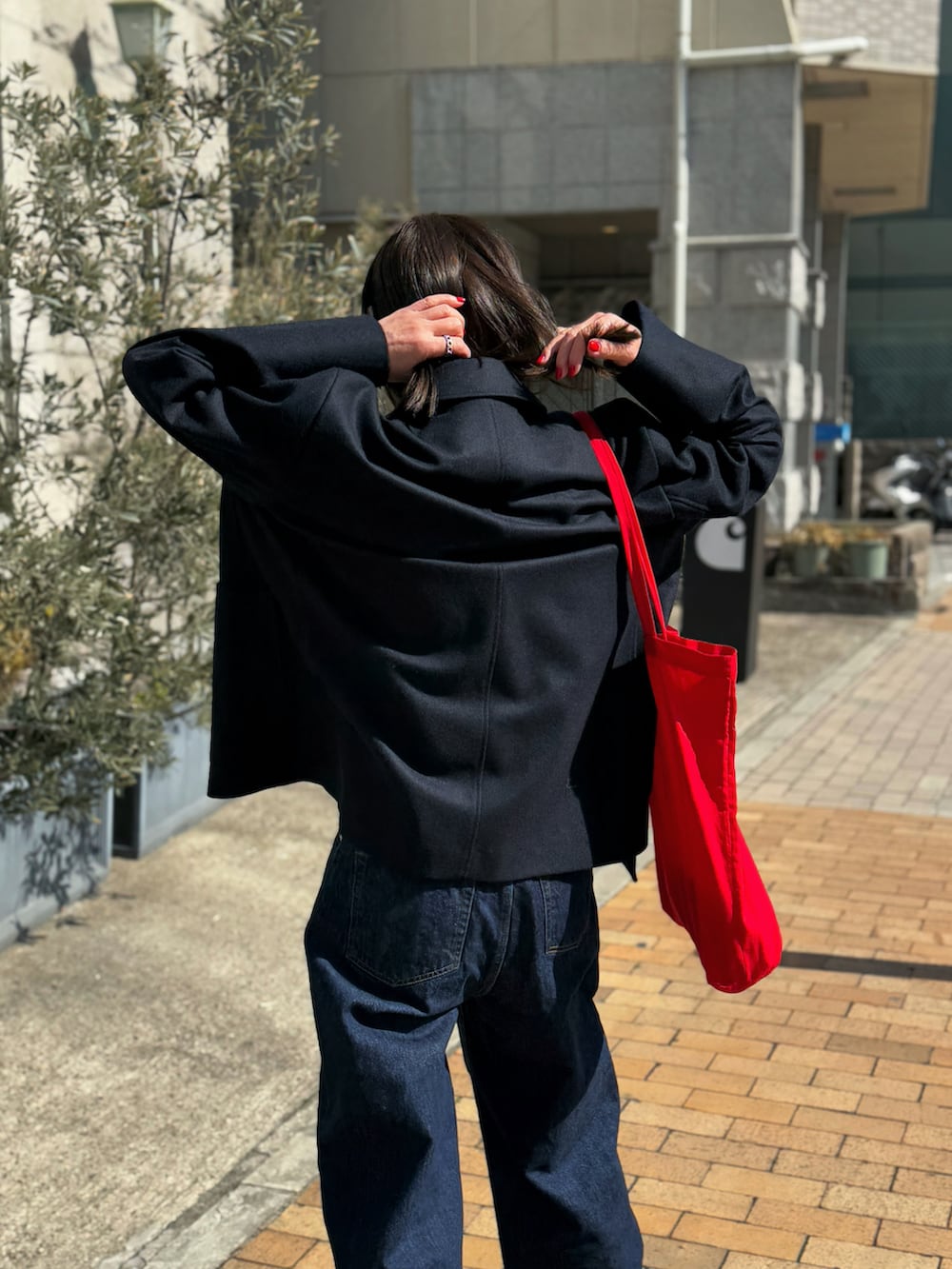 ホワイト系のTシャツ/カットソー、ブルー系のデニムパンツを着用したレディースの春コーディネートの2枚目の写真