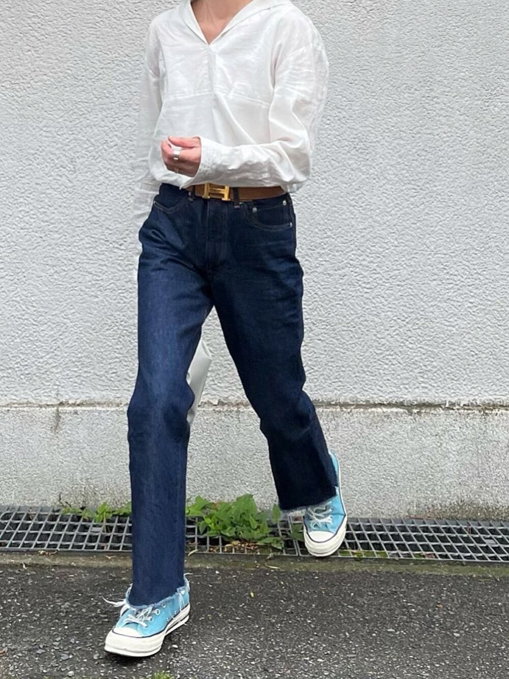 ホワイト系のショルダーバッグを着用したレディースの春コーディネートの3枚目の写真