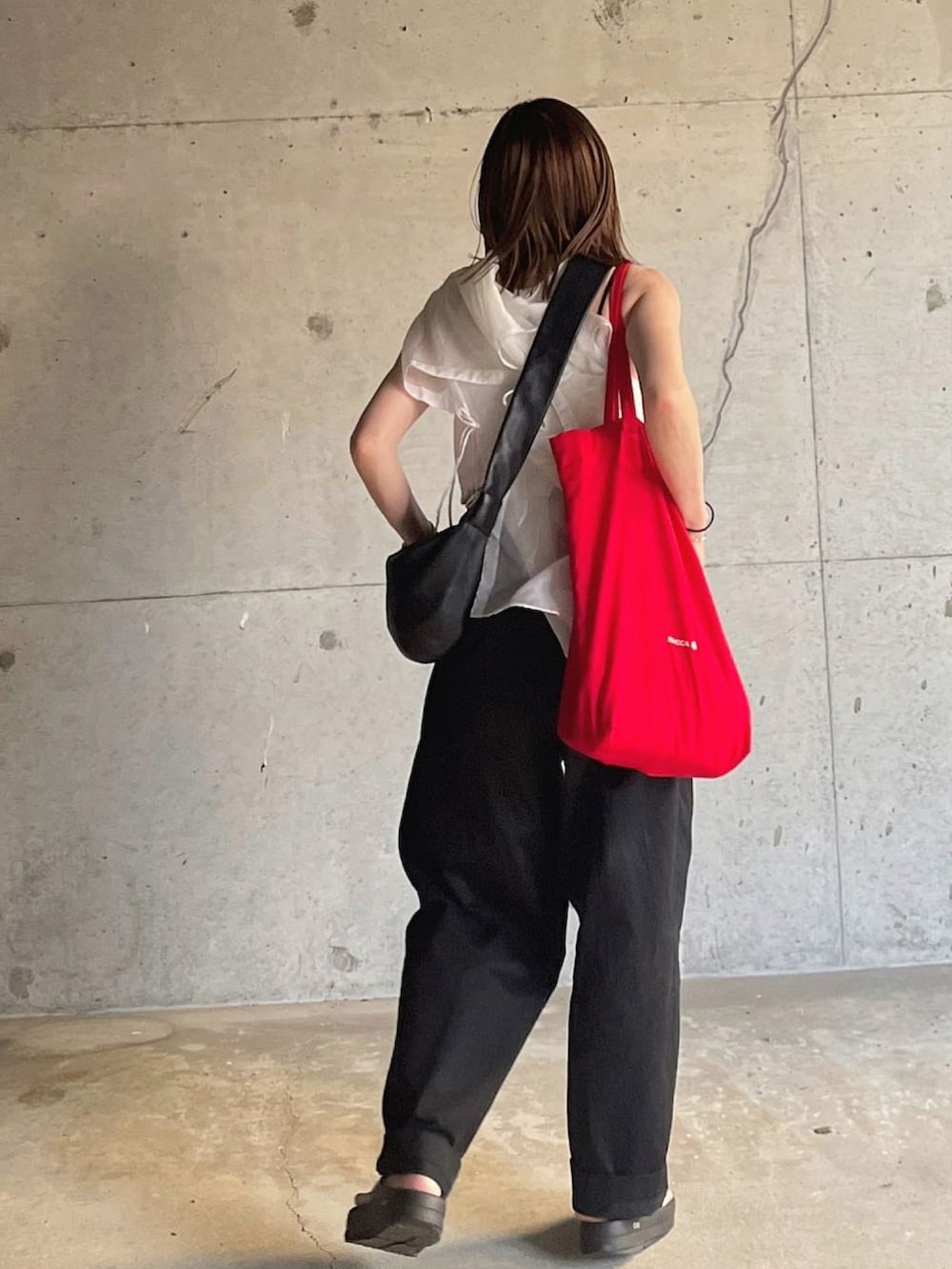 ホワイト系のタンクトップ、ホワイト系のシャツ/ブラウス、ブラック系のショルダーバッグを着用したレディースの夏コーディネートの5枚目の写真