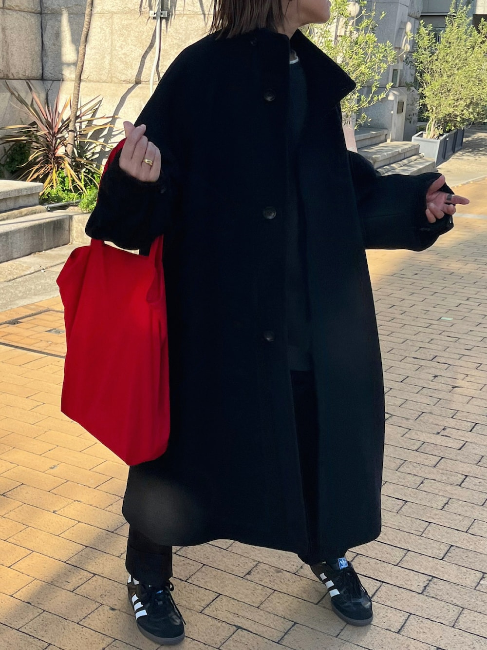 ブラック系のジャケット/アウター、グリーン系のスウェット、ブラック系のパンツを着用したレディースの秋コーディネートの3枚目の写真