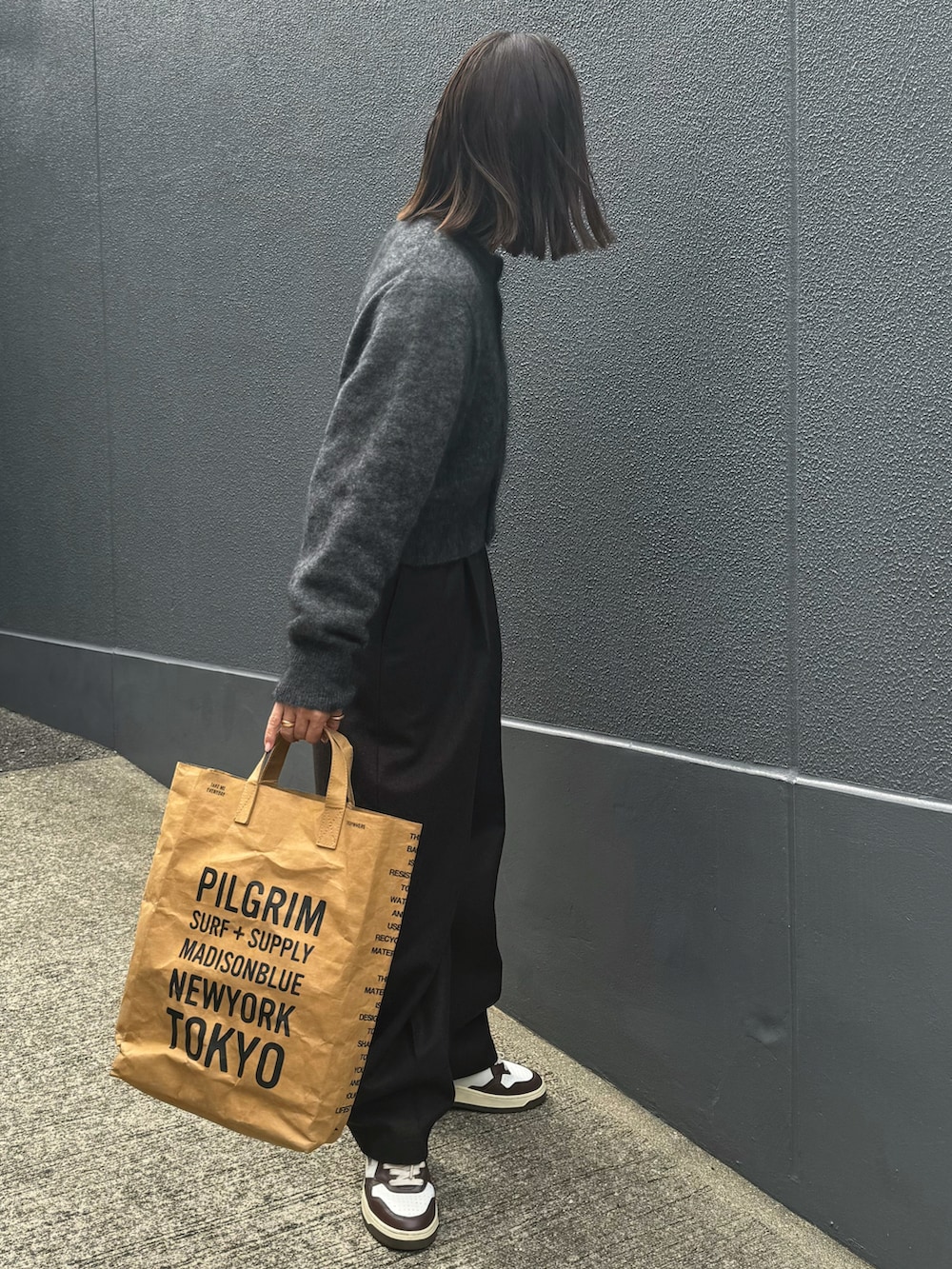 グレー系のカーディガン/ボレロ、グレー系のニット/セーター、シルバー系のリングを着用したレディースの冬コーディネートの4枚目の写真