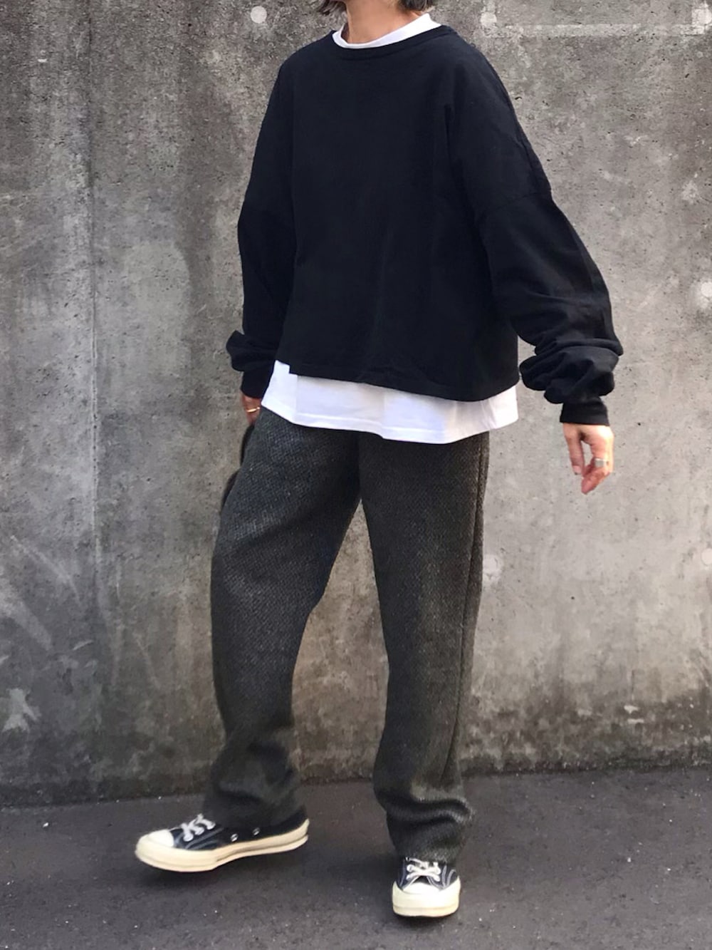 グリーン系のその他パンツ、ブラック系のボストンバッグ、ブラック系のTシャツ/カットソーを着用したレディースの秋コーディネートの3枚目の写真