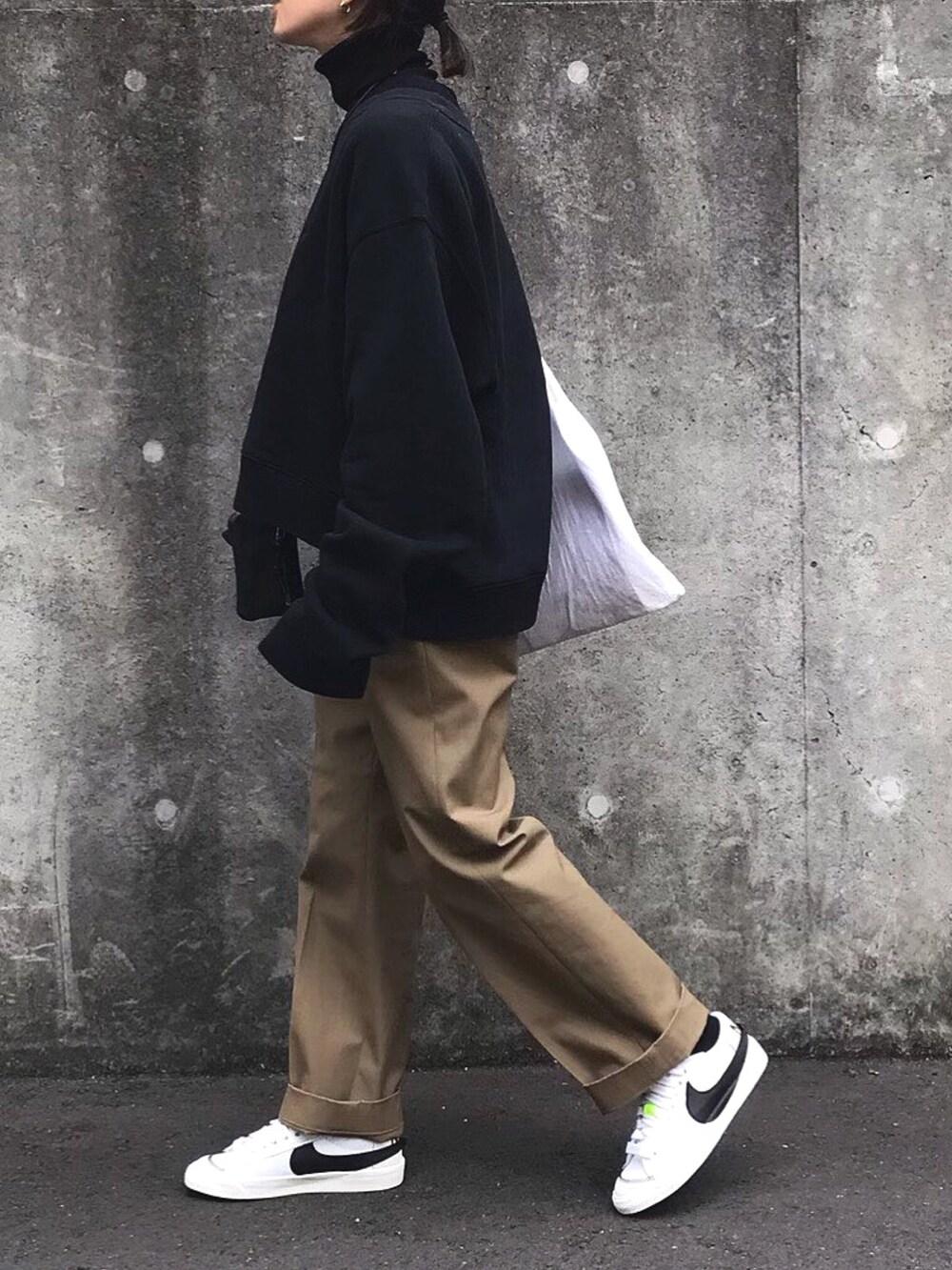 ベージュ系のチノパンツ、ホワイト系のスニーカーを着用したレディースの冬コーディネートの2枚目の写真