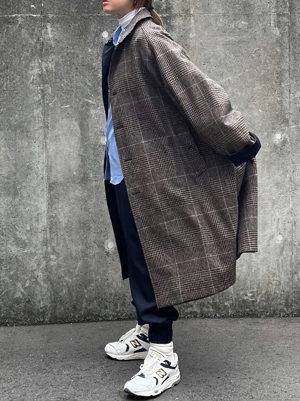 ホワイト系のTシャツ/カットソー、ブルー系のシャツ/ブラウス、ブルー系のスラックスを着用したレディースの冬コーディネートの2枚目の写真