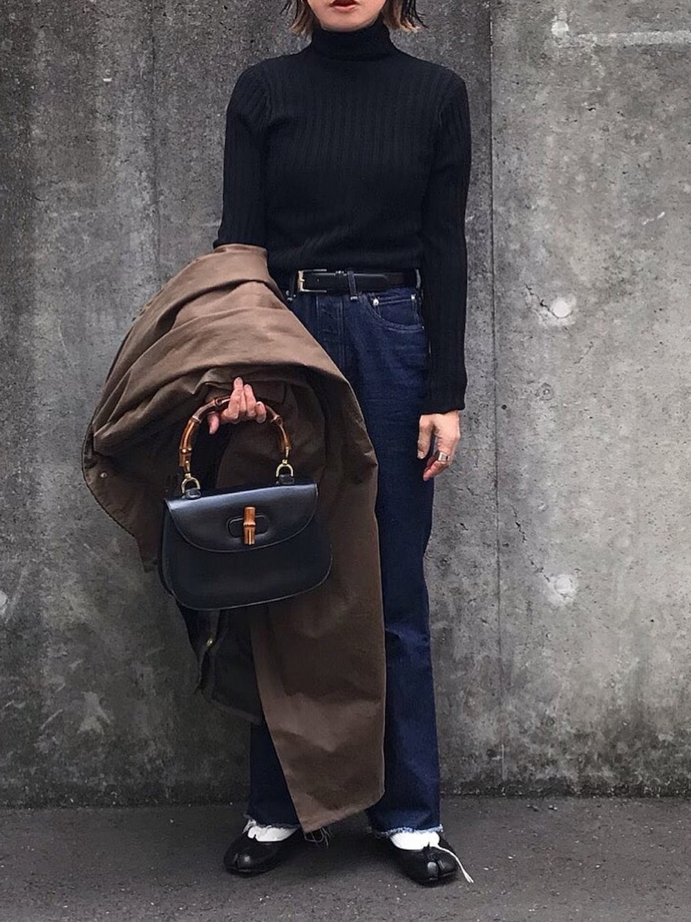 ブラウン系のその他アウター、ブラック系のバレエシューズ、ブラック系のベルトを着用したレディースの冬コーディネートの3枚目の写真