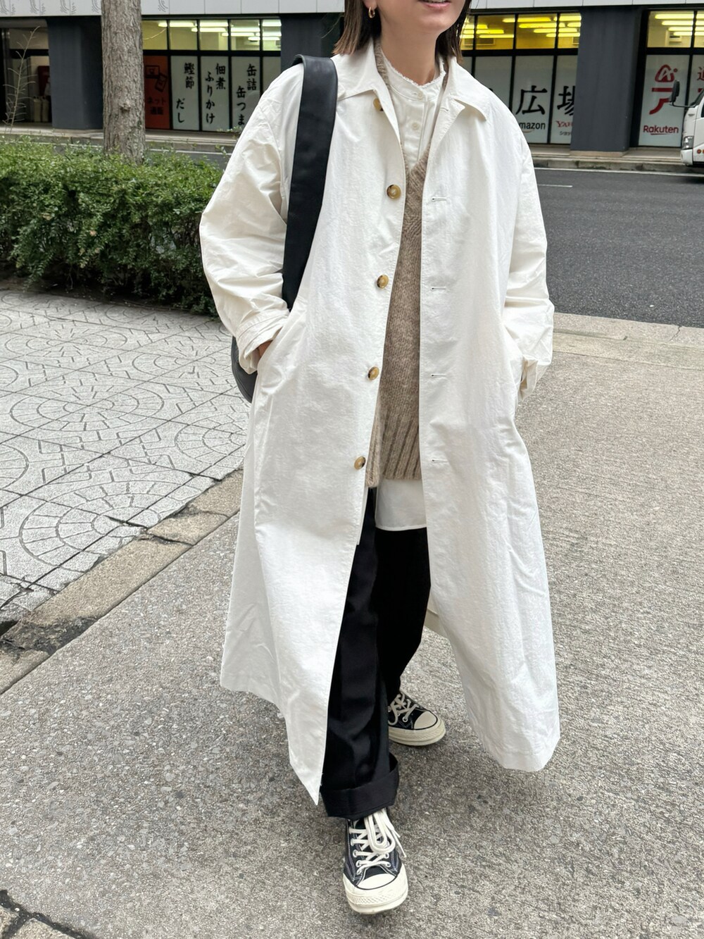 ホワイト系のジャケット/アウター、ホワイト系のシャツ/ブラウス、ブラウン系のストール/ショールを着用したレディースの春コーディネートの2枚目の写真