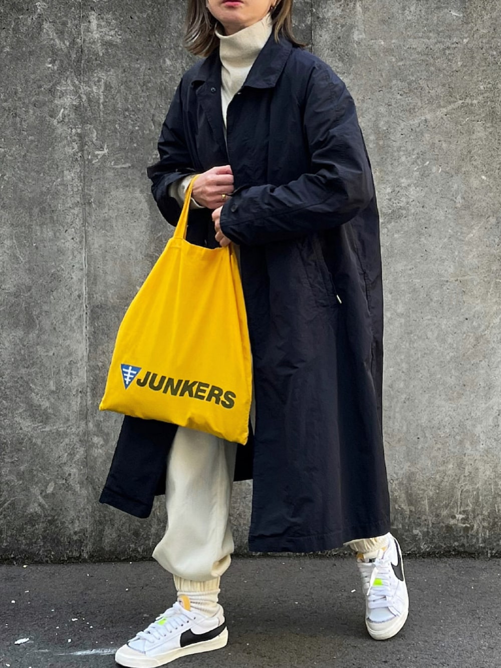 ホワイト系のスウェット、ホワイト系のパンツ、ホワイト系のスニーカーを着用したレディースの冬コーディネートの2枚目の写真