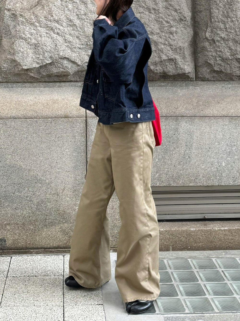 ベージュ系のチノパンツ、ブルー系のデニムジャケット、ブラック系のバレエシューズを着用したレディースの春コーディネートの4枚目の写真