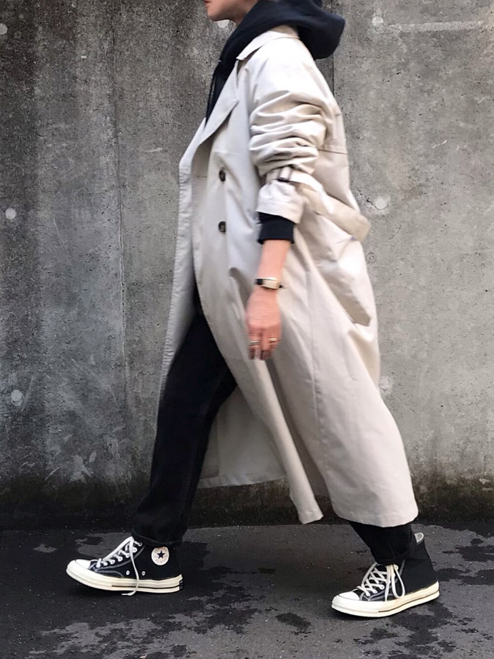ホワイト系のトレンチコート、ブラック系のボストンバッグを着用したレディースの冬コーディネートの3枚目の写真