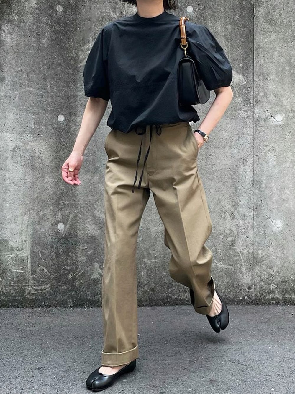 ブラック系のシャツ/ブラウス、ベージュ系のチノパンツ、ブラック系のバレエシューズを着用したレディースの夏コーディネートの3枚目の写真