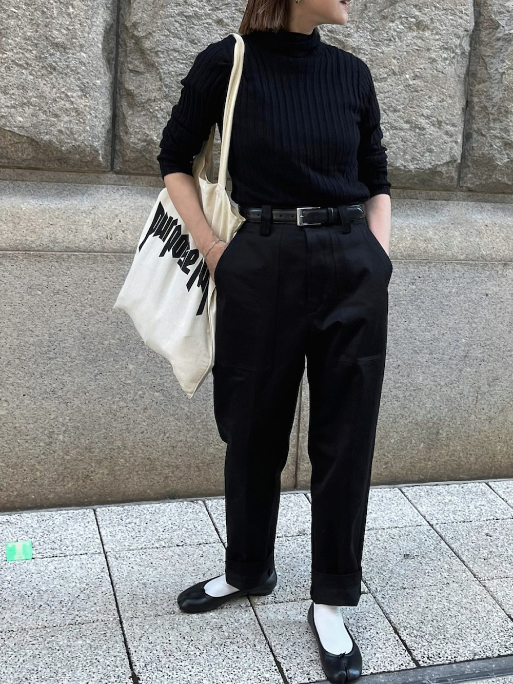 ブラック系のパンツ、ブラック系のバレエシューズ、ブラック系のベルトを着用したレディースの秋コーディネートの3枚目の写真