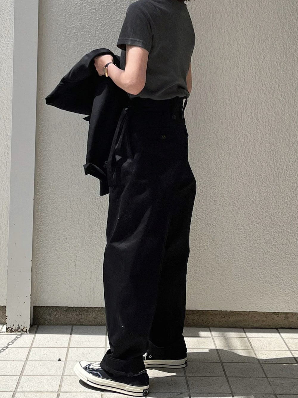 グレー系のTシャツ/カットソー、ブラック系のチノパンツ、シルバー系のブレスレットを着用したレディースの春コーディネートの2枚目の写真