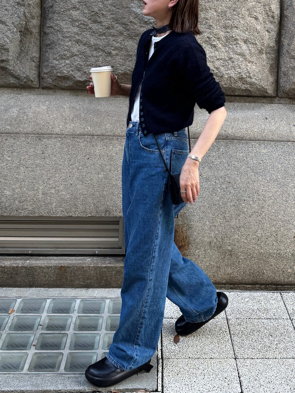 ブルー系のカーディガン/ボレロ、ホワイト系のTシャツ/カットソー、ブルー系のデニムパンツを着用したレディースの秋コーディネートの3枚目の写真